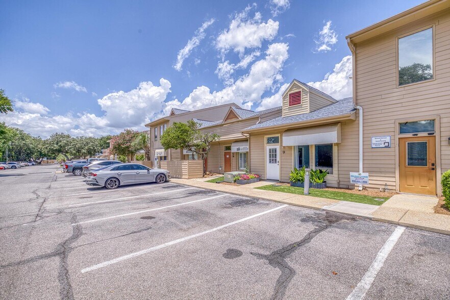 More Photos Of 913 Gulf Breeze Pky, Gulf Breeze Storefront Retail Office For Sale