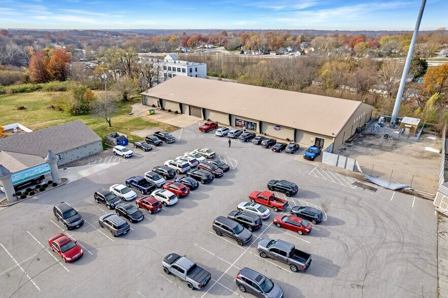 More Photos Of 6970 N Broadway St, Kansas City Showroom For Sale