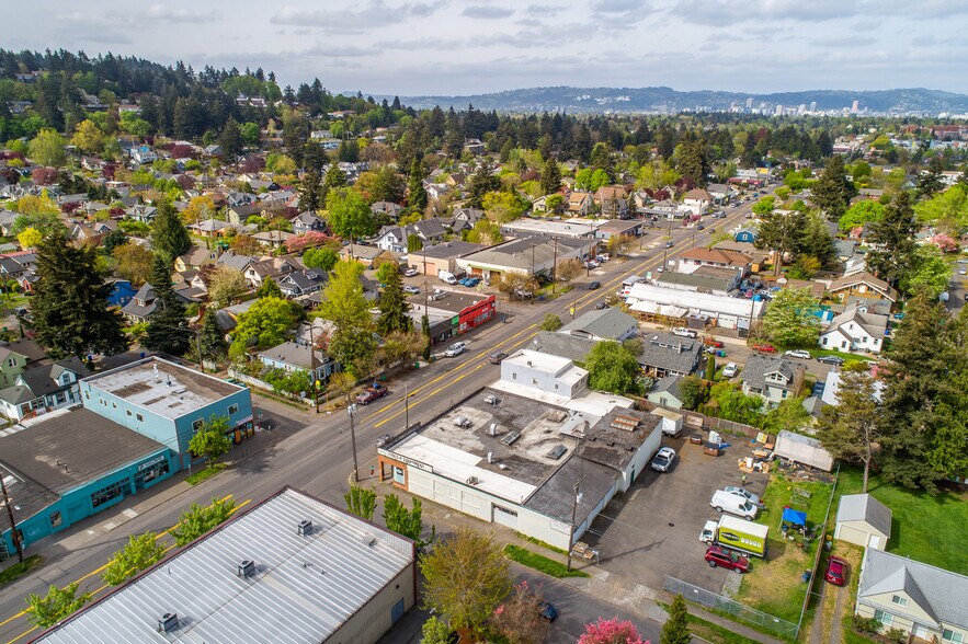 More Photos Of 7131-7145 NE Glisan St, Portland Showroom For Lease