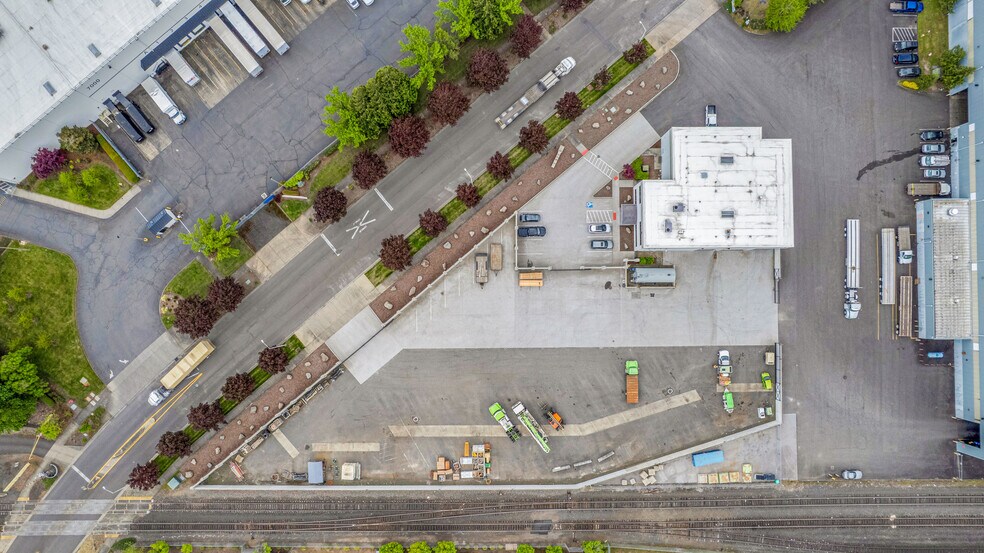 More Photos Of 7025 N Leadbetter Rd, Portland Service For Lease