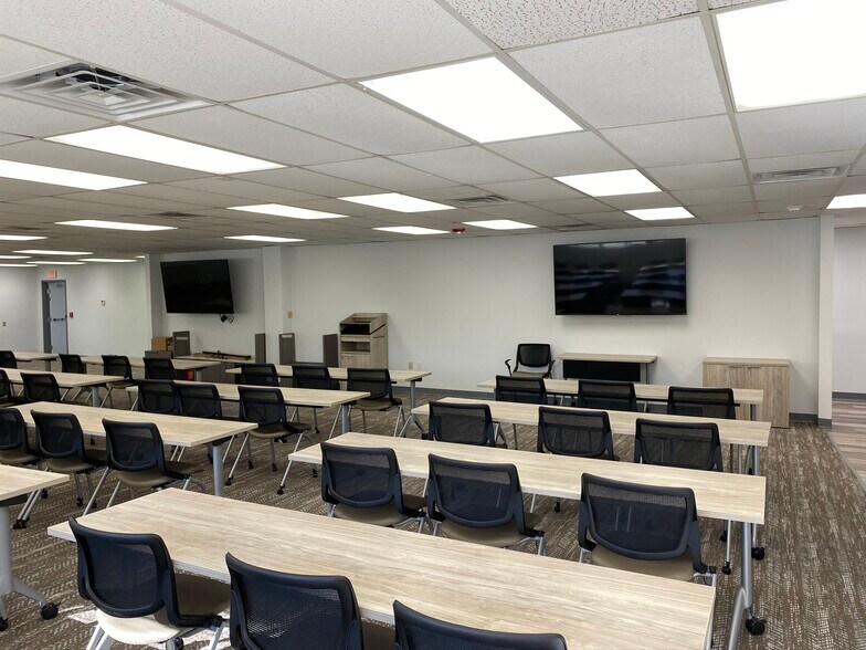 More Photos Of 610 Thimble Shoals Blvd, Newport News Unknown For Lease