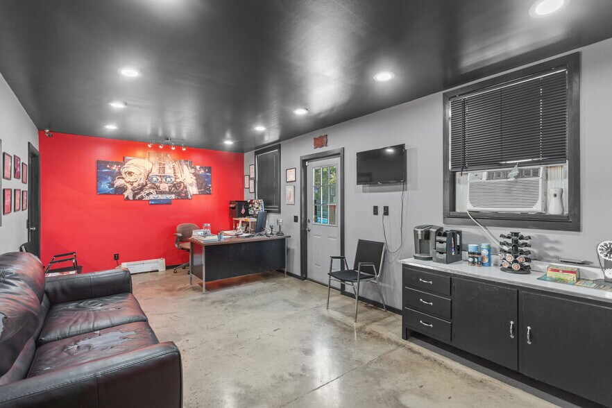More Photos Of 140 Charles St, Harrisonburg Auto Repair For Sale