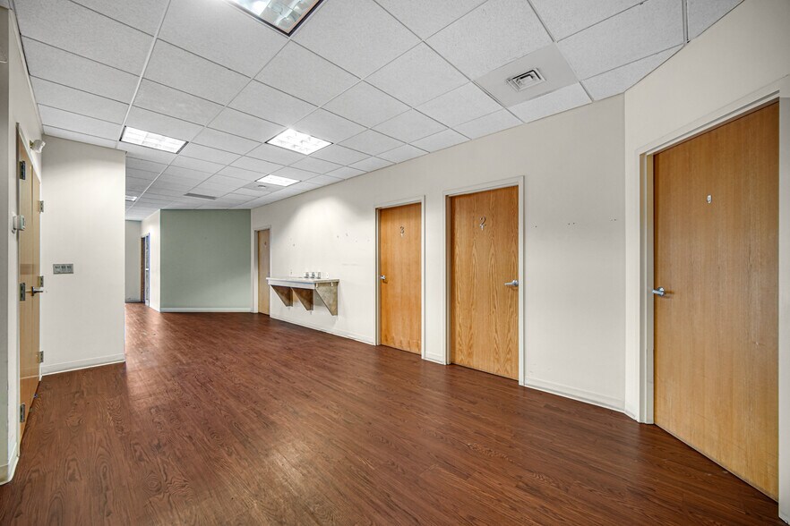 More Photos Of 9711 Valparaiso Dr, Munster Medical For Lease