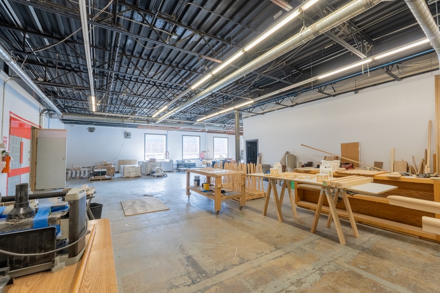More Photos Of 8600 Pl Upton, Montréal Warehouse For Sale