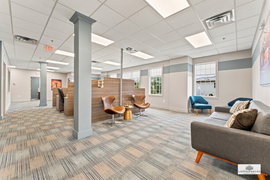 More Photos Of 920 E County Line Rd, Lakewood Office For Lease