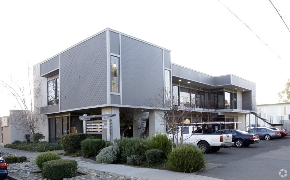 More Photos Of 823 Jefferson St, Fairfield Office For Lease