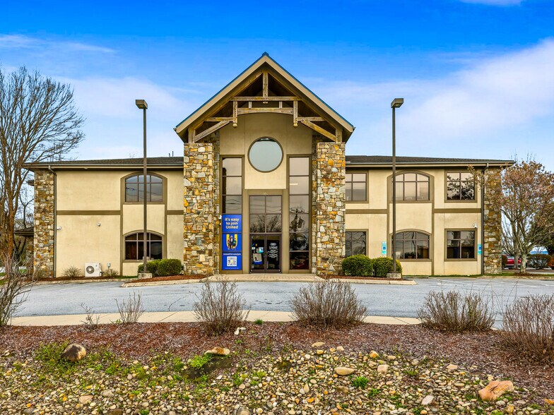 More Photos Of 101 Jack St, Hendersonville Bank For Sale