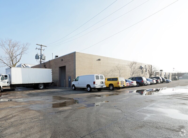 More Photos Of 832 Industrial Dr, Elmhurst Manufacturing For Lease
