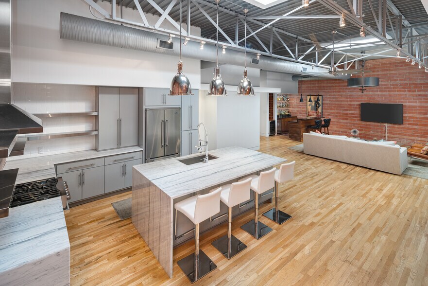More Photos Of 127 Pittsburg St, Dallas Loft Creative Space For Lease
