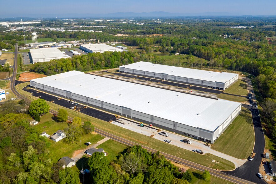 More Photos Of 423 Apple Valley Rd, Duncan Distribution For Lease