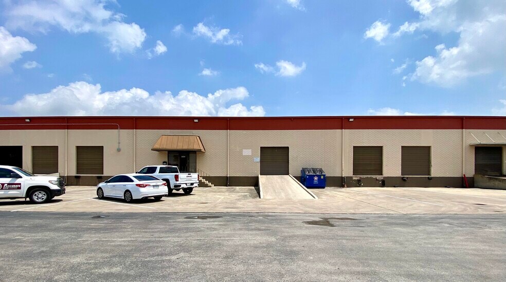 More Photos Of 8134 Interchange Pky, San Antonio Warehouse For Lease