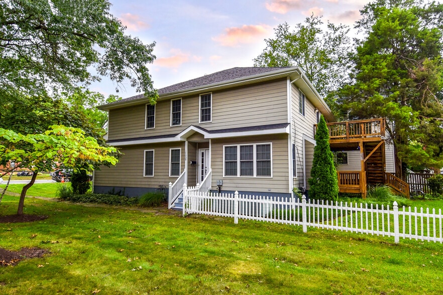 More Photos Of 1705 Commonwealth Ave, Alexandria Apartments For Sale