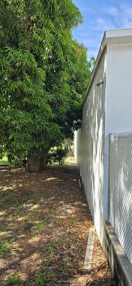 More Photos Of 1141 Pierce St, Clearwater Warehouse For Sale