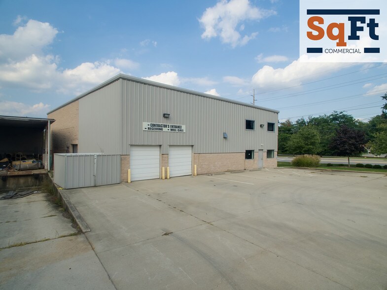 More Photos Of 10691 Kenwood Rd, Cincinnati Showroom For Lease