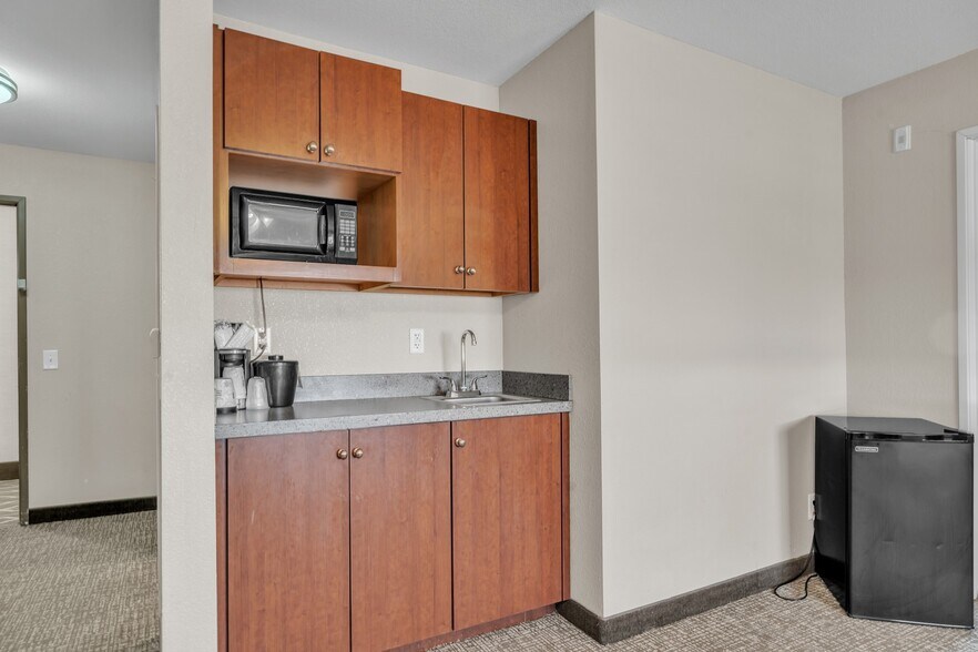 More Photos Of 4101 Parks Legado Rd, Odessa Hotel For Sale