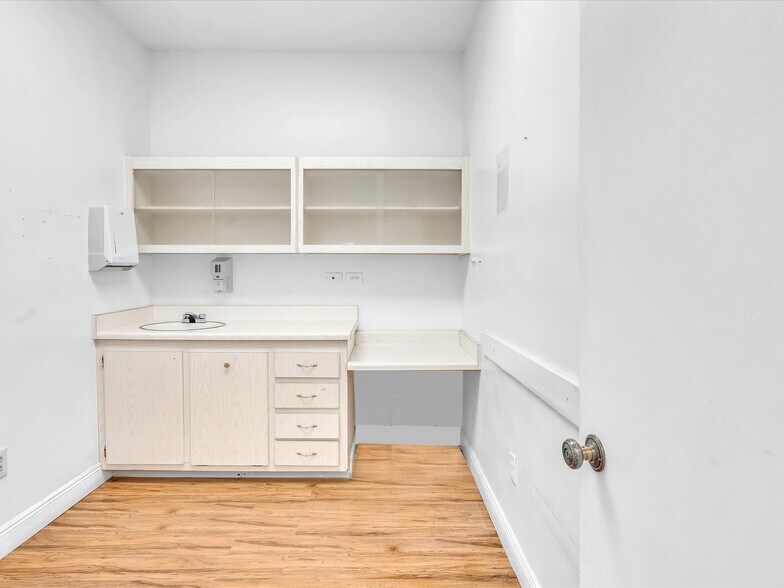 More Photos Of 13930-13936 NW 7th Ave, Miami Medical For Lease