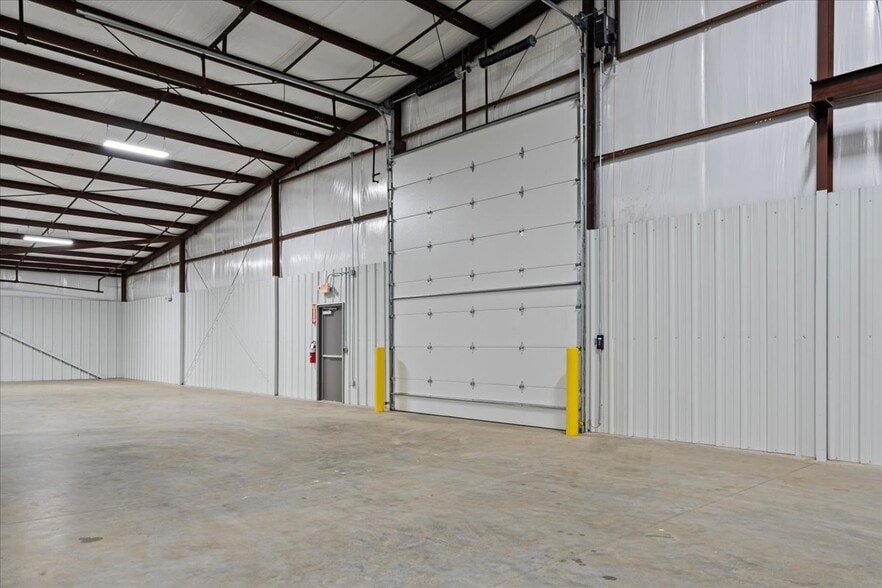 More Photos Of 223 W Pearl St, Lamar Industrial For Lease