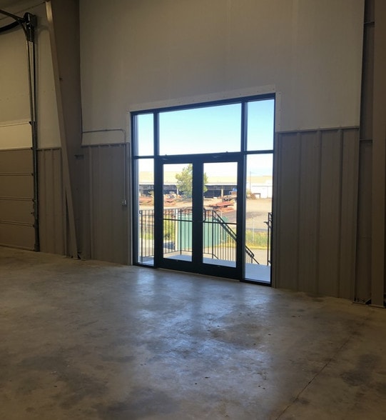 More Photos Of 22311 Shaw Rd, Sterling Flex For Lease