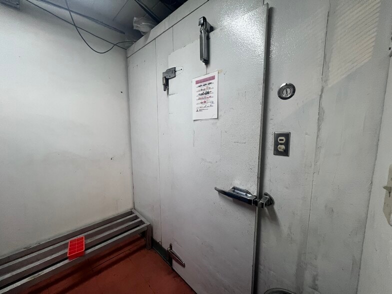 More Photos Of 95 S Main St, Memphis Storefront Retail Office For Sale