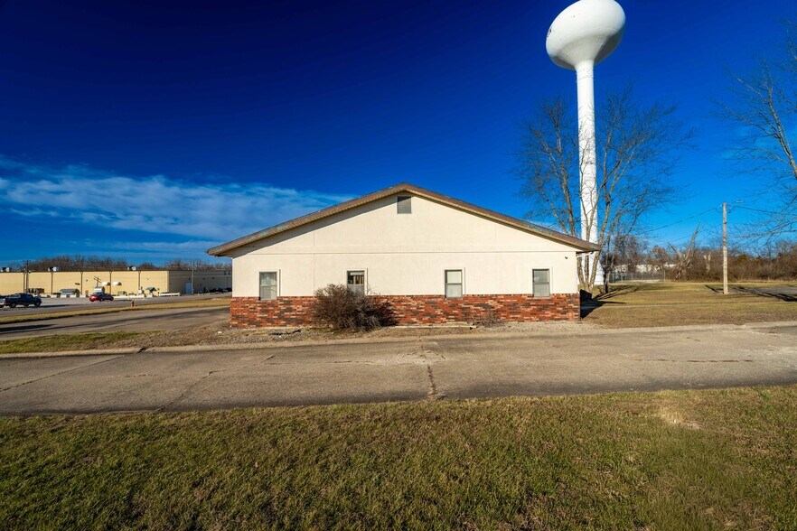More Photos Of 604 Industrial Park Dr, Eldon Office For Sale