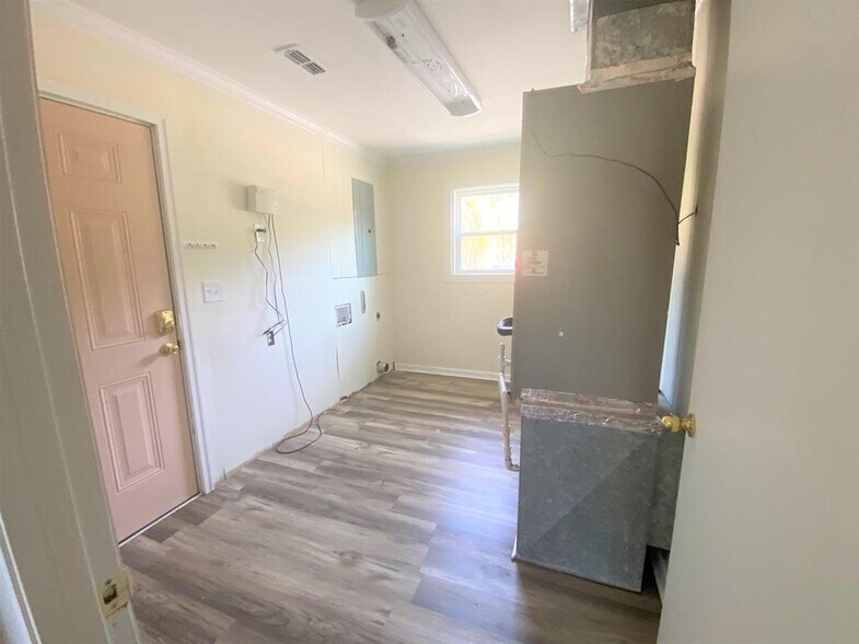 More Photos Of 131 Lakeview Church Rd, Cochran Freestanding For Lease