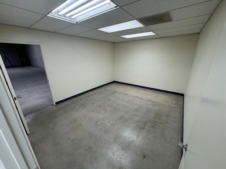 More Photos Of 440 E Walnut Ave, Fullerton Warehouse For Lease