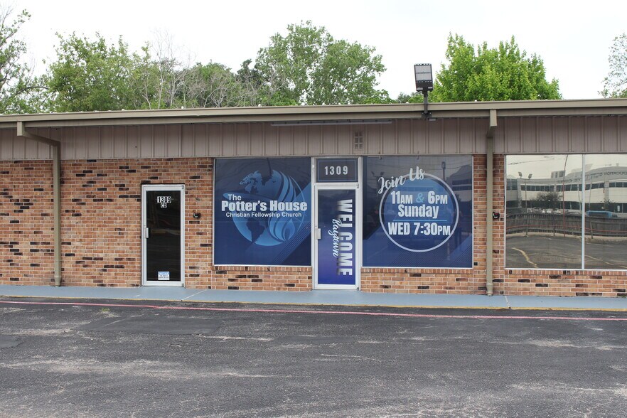 More Photos Of 1301-1309 Sandy Ln, Baytown General Retail For Sale