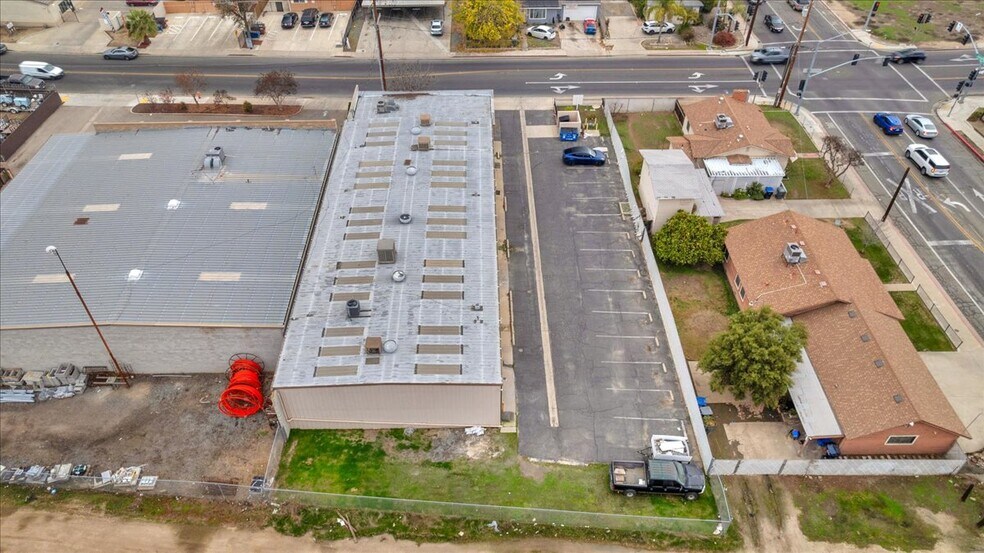 More Photos Of 1027 W Murray Ave, Visalia Service For Sale