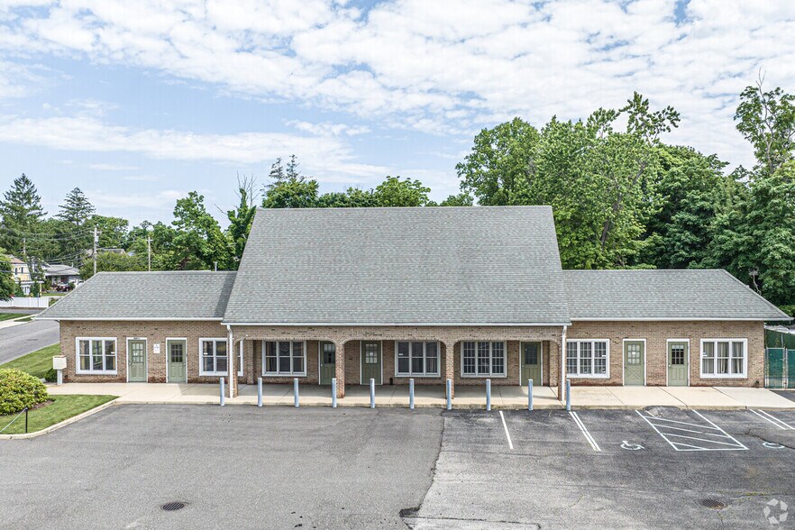 More Photos Of 320 Merrick Rd, Amityville Freestanding For Sale