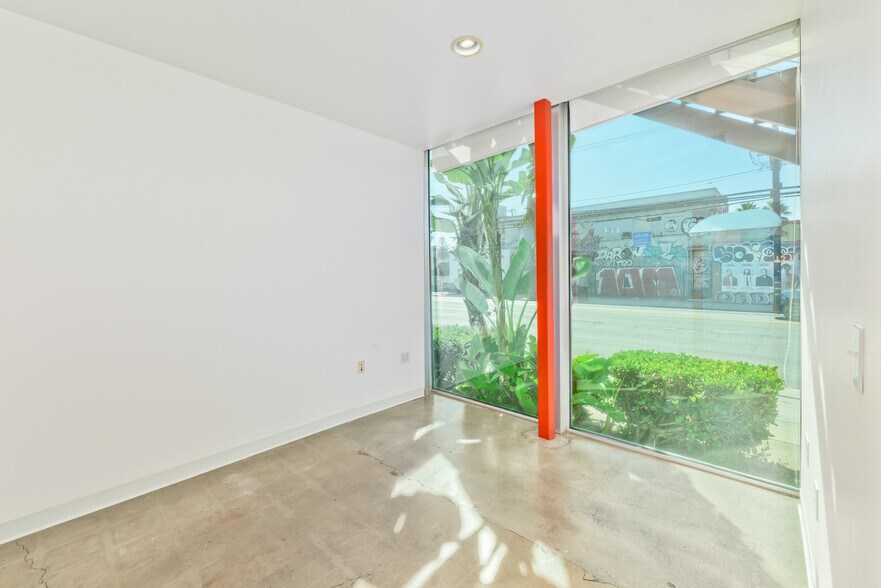 More Photos Of 6121 Santa Monica Blvd, Los Angeles Showroom For Lease