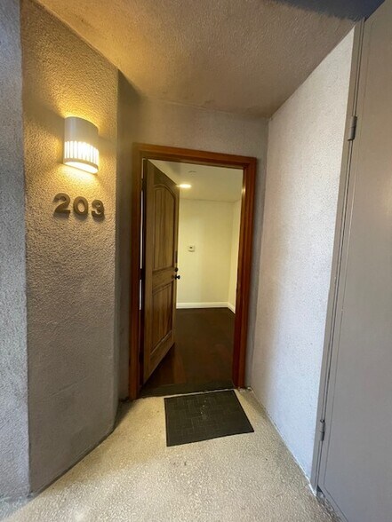 More Photos Of 1230 Montana Ave, Santa Monica Storefront Retail Office For Lease