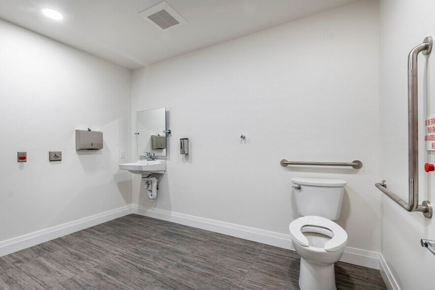 More Photos Of 587 Hanlon Creek Blvd, Guelph Showroom For Lease