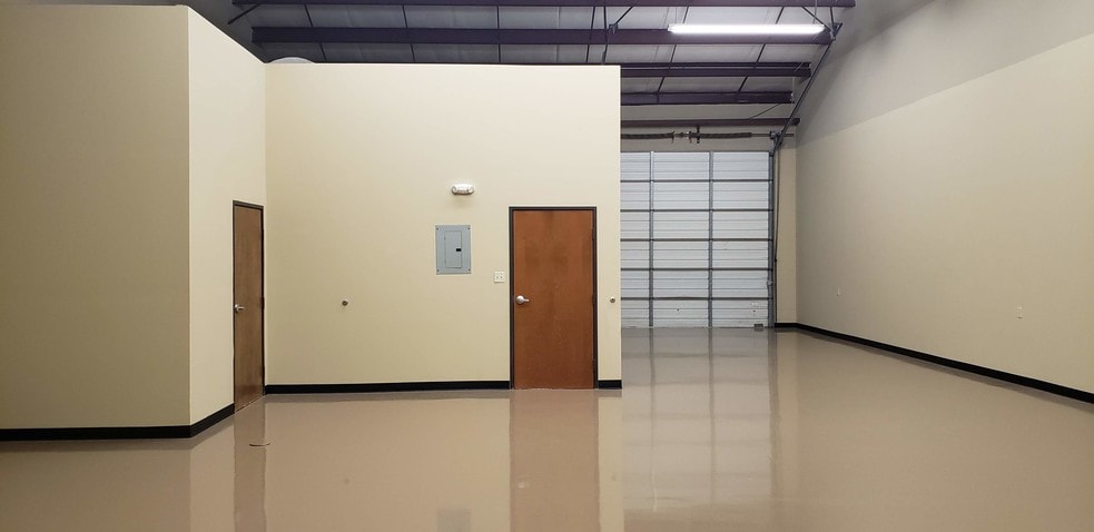 More Photos Of 18847 Redland Rd, San Antonio Showroom For Lease