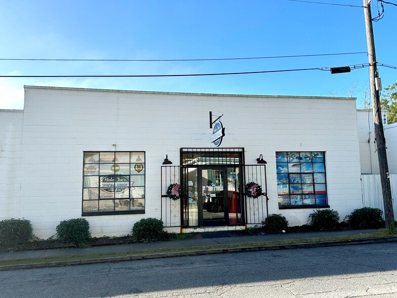 More Photos Of 217 E 41st St, Savannah Freestanding For Lease