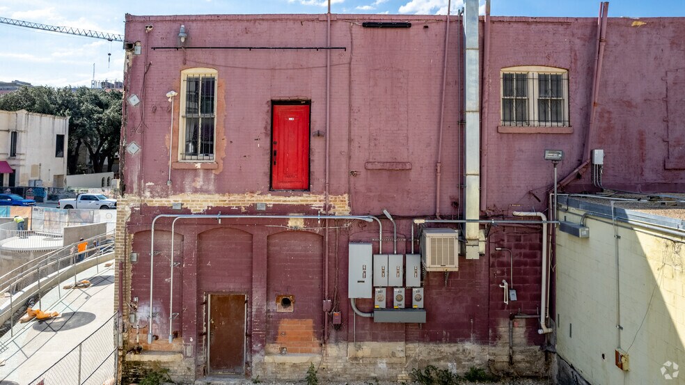 More Photos Of 327-331 W Commerce St, San Antonio Restaurant For Sale