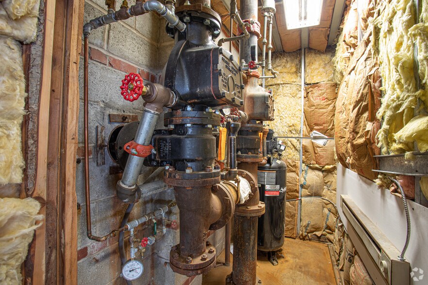 More Photos Of 88-92 Sunshine Rd, Kansas City Distribution For Lease