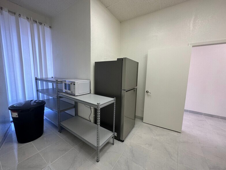 More Photos Of 5747-5757 Samuell Blvd, Dallas Unknown For Lease