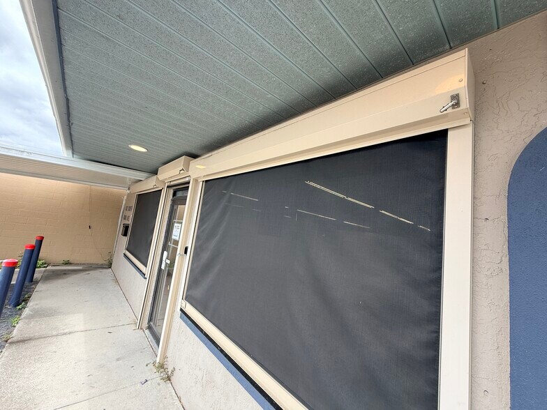 More Photos Of 142 S Moon Ave, Brandon General Retail For Sale