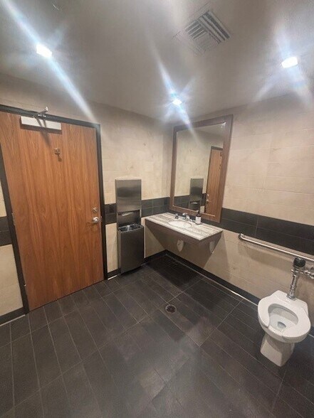 More Photos Of 18740 Ventura Blvd, Tarzana Medical For Lease