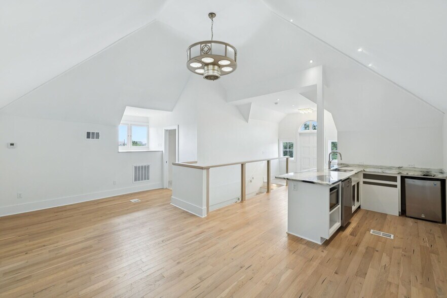 More Photos Of 321 E Dewey Pl, San Antonio Office For Sale