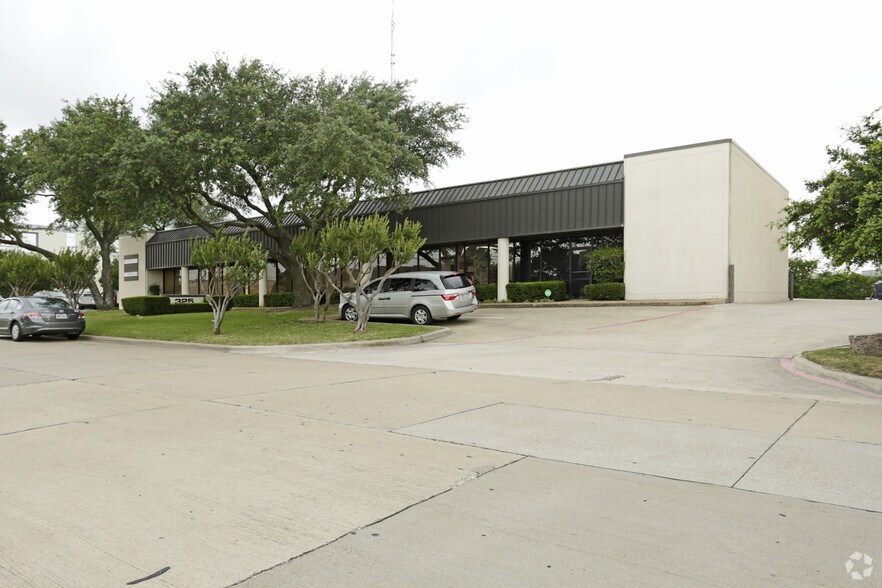 More Photos Of 325 Gold St, Garland Warehouse For Lease