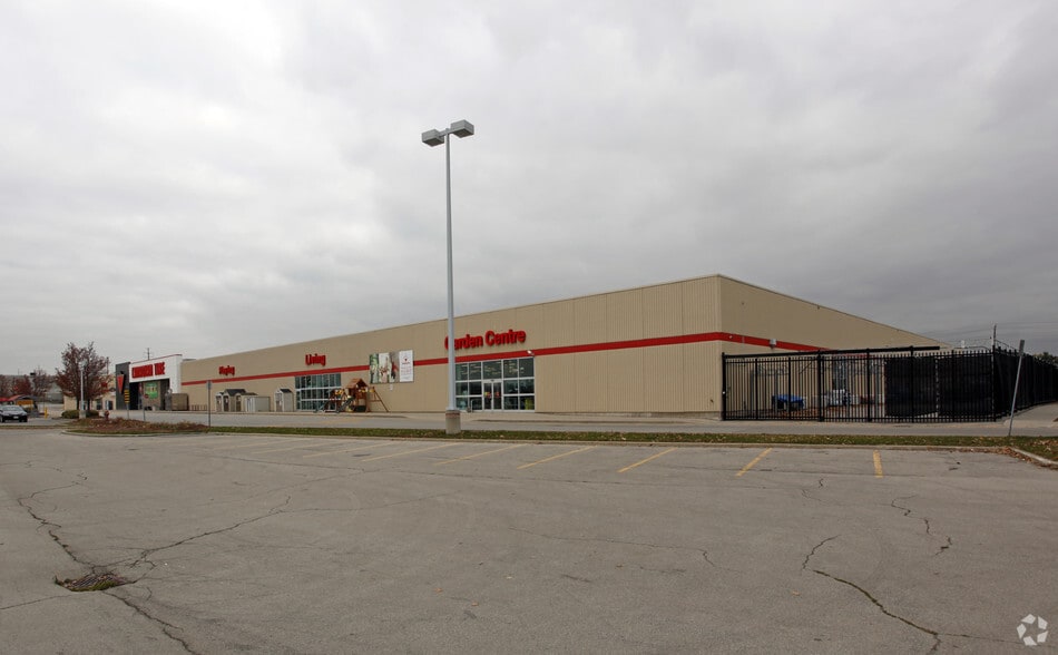 More Photos Of 777 Guelph Line, Burlington Freestanding For Lease