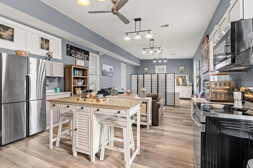 More Photos Of 1550 Lewis Center Rd, Lewis Center Freestanding For Sale