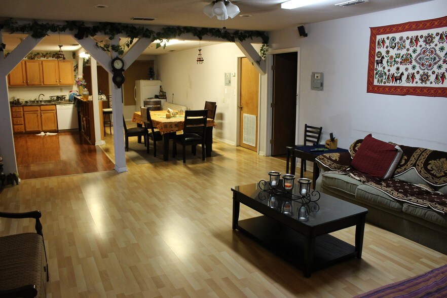 More Photos Of 512 E Riley St, Freer Hospitality For Sale