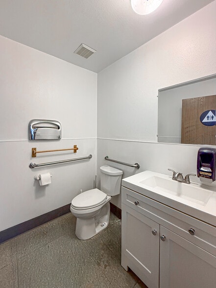 More Photos Of 2639 W Woodland Dr, Anaheim Manufacturing For Sale