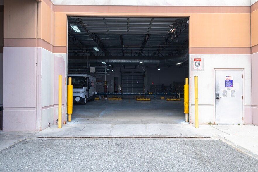More Photos Of 1111 Bird Center Dr, Palm Springs Warehouse For Lease