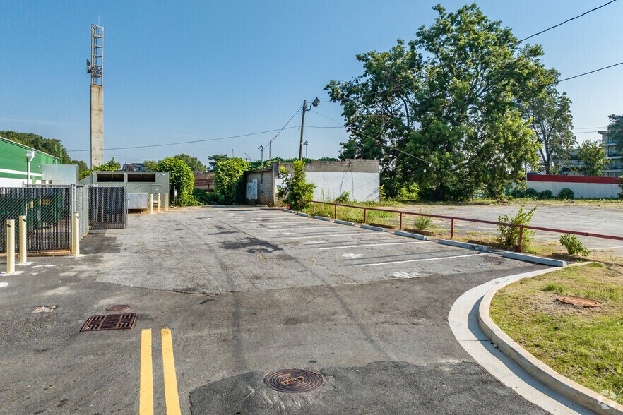 More Photos Of 2670 E College Ave, Decatur Freestanding For Lease