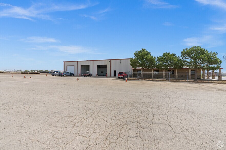 More Photos Of 7910 Interstate 20, Midland Service For Lease