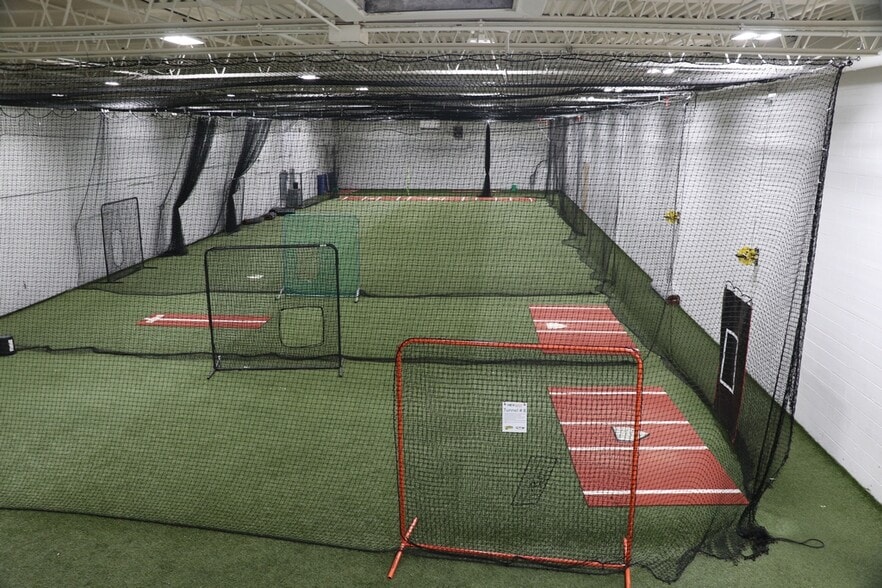 More Photos Of 6704 Pingree Rd, Crystal Lake Manufacturing For Lease