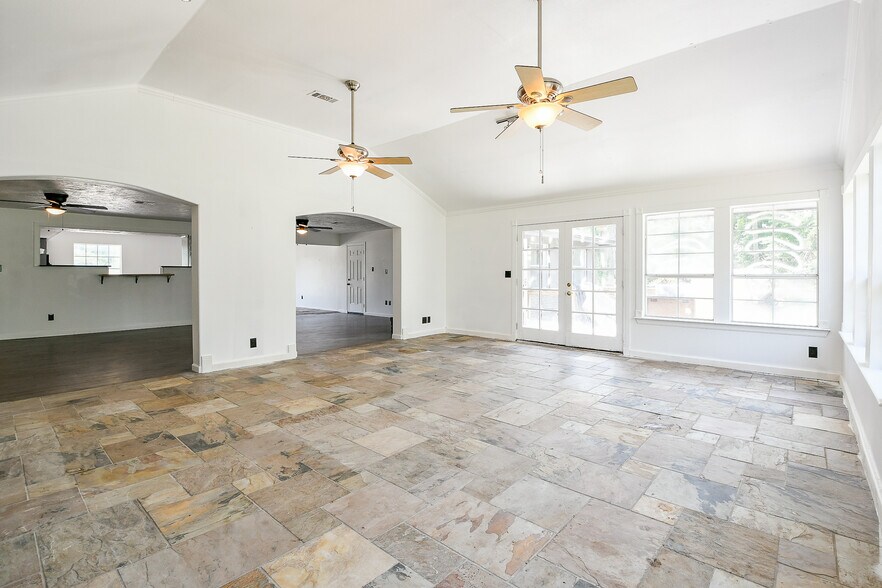 More Photos Of 33303 TX-249, Pinehurst Warehouse For Sale